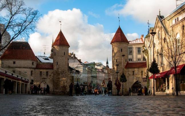 Tall&iacute;n, capital de Estonia.