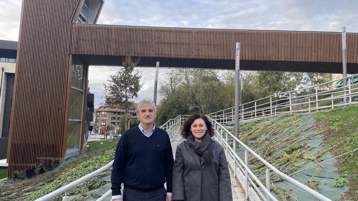 Anartz Gandiaga y Ainhoa Salterain visitaron el nuevo ascensor.