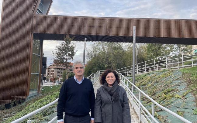 Anartz Gandiaga y Ainhoa Salterain visitaron el nuevo ascensor.