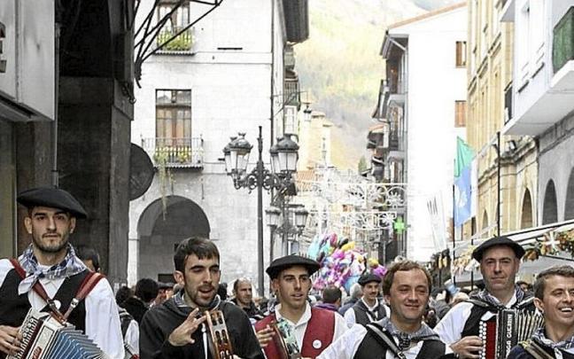 Hainbat trikitilari Azkoitiko erdiguneko kaleak alaitzen.