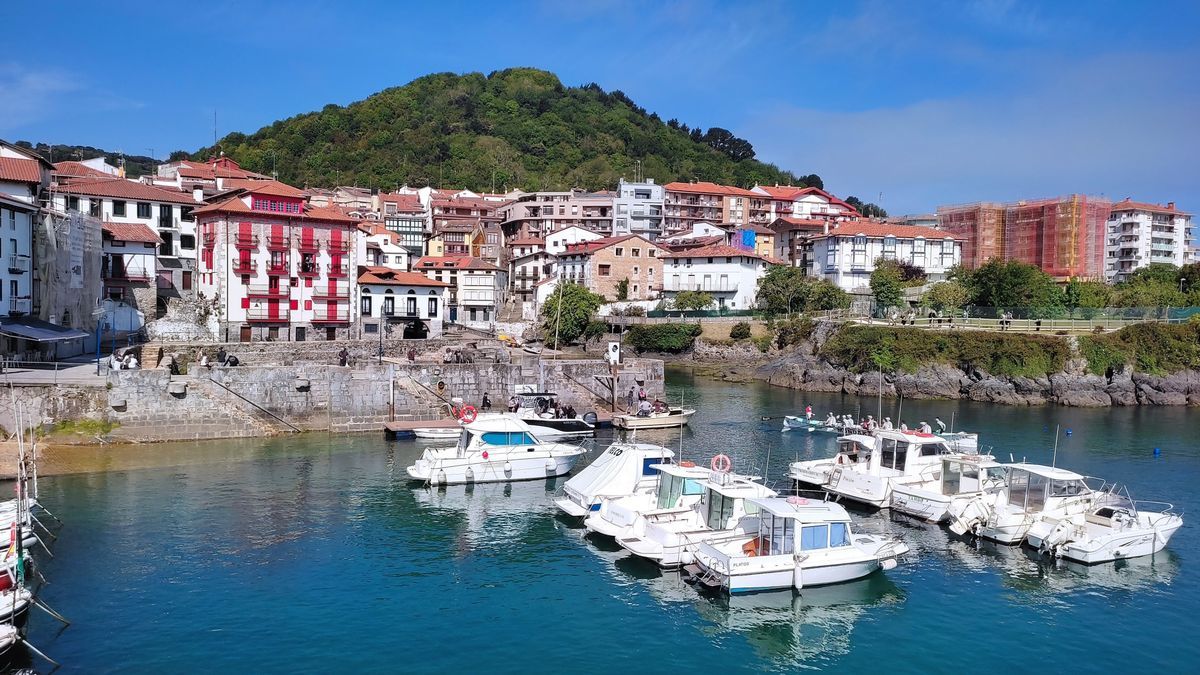 La localidad de Mundaka mueve a un buen número de turistas.