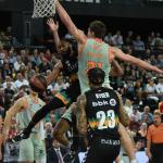 Adam Smith penetra a canasta en el duelo ante el Baskonia