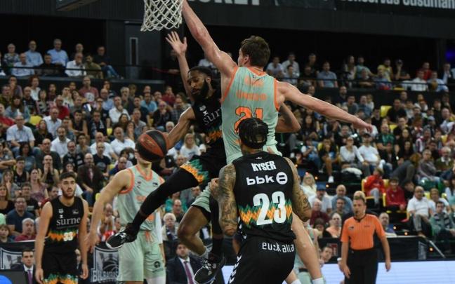 Adam Smith penetra a canasta en el duelo ante el Baskonia