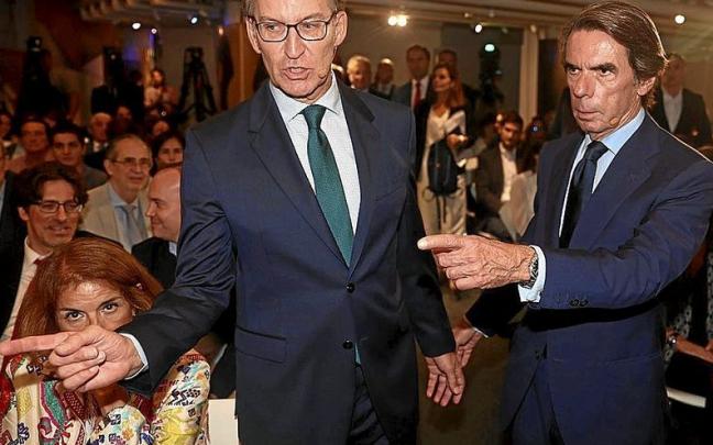 José María Aznar indica el camino a Alberto Núñez Feijóo en presencia de Ana Botella. | FOTO: E. P. José María Aznar indica el camino a Alberto Núñez Feijóo en presencia de Ana Botella. | FOTO: E. P.
