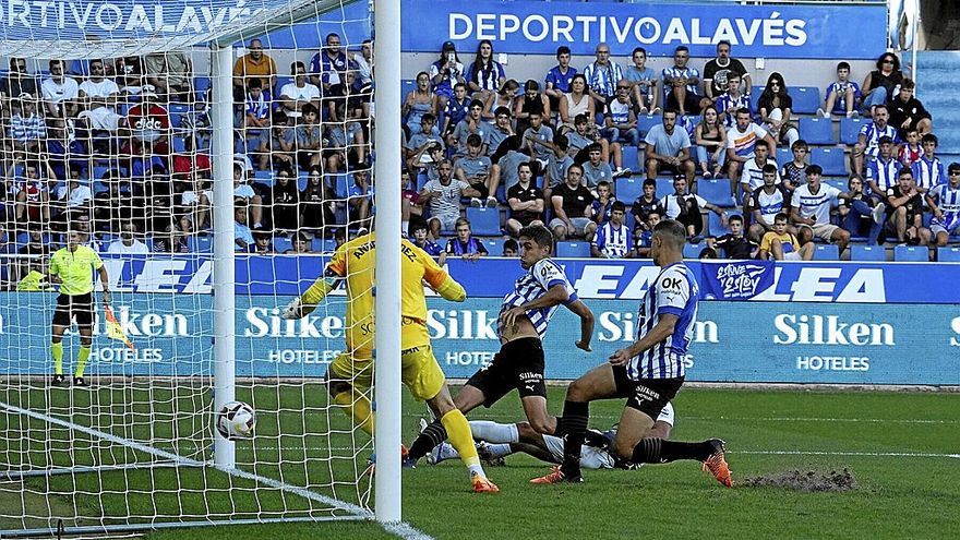 Momento en que Tenaglia consigue ayer a placer el segundo gol alavesista.