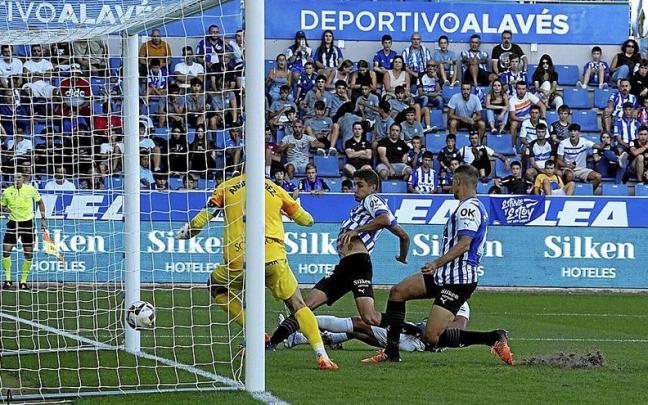 Momento en que Tenaglia consigue ayer a placer el segundo gol alavesista.