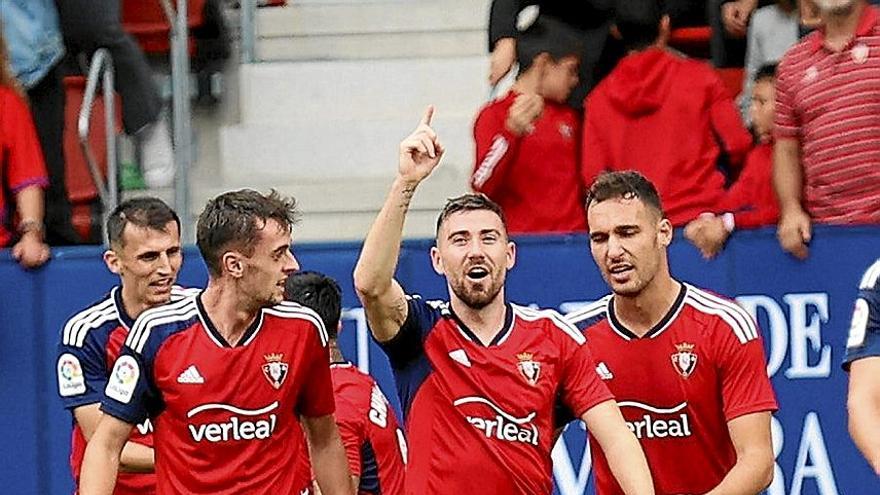 Moi Gómez celebra su gol junto a Aimar, su asistente en la acción previa.