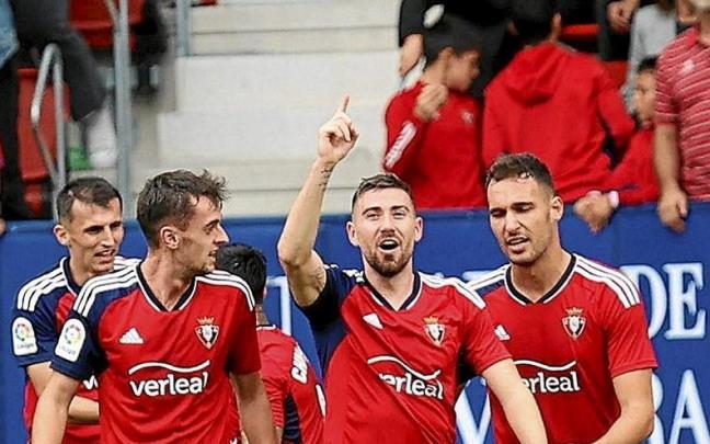 Moi Gómez celebra su gol junto a Aimar, su asistente en la acción previa. Moi Gómez celebra su gol junto a Aimar, su asistente en la acción previa.