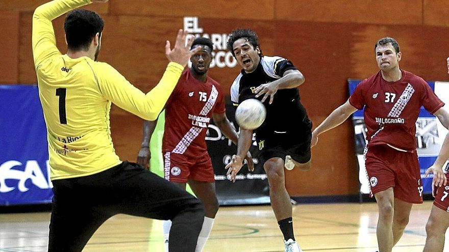 Un lance del encuentro disputado ayer en Egia. | FOTO: JAVI COLMENERO