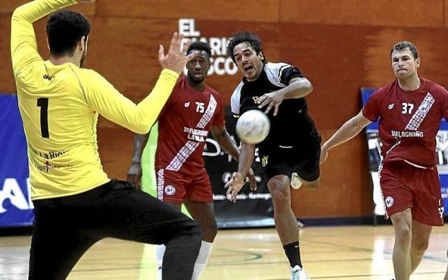 Un lance del encuentro disputado ayer en Egia. | FOTO: JAVI COLMENERO