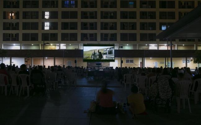 Cine de verano en Buztintxuri. Cine de verano en Buztintxuri.