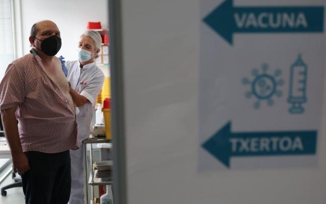 Vacuna de la gripe junto con la dosis de refuerzo frente a la COVID-19, en Forem. Vacuna de la gripe junto con la dosis de refuerzo frente a la COVID-19, en Forem.