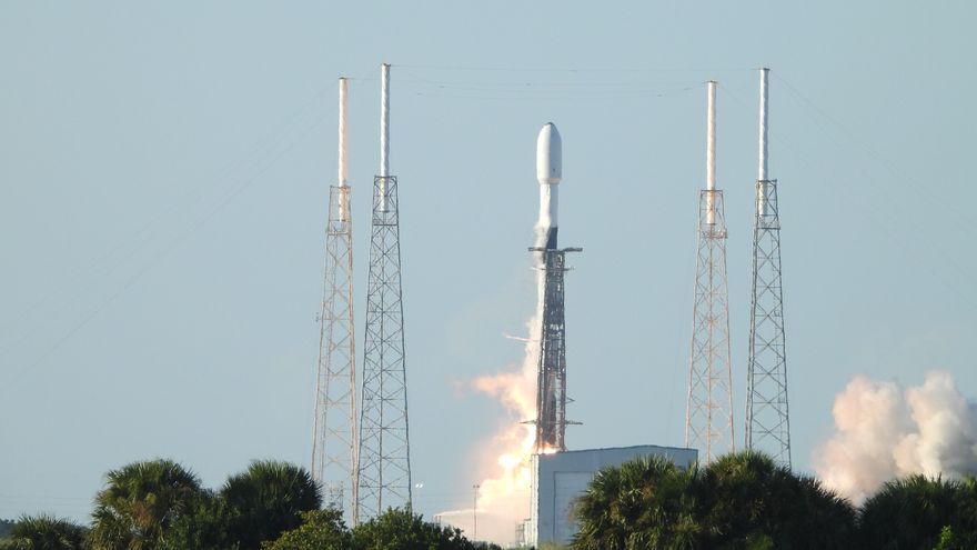 Un cohete SpaceX Falcon 9 despega de la Estación de la Fuerza Espacial de Cabo Cañaveral (Florida, EEUU).