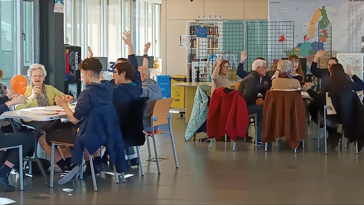 Jóvenes y mayores se divirtieron juntos ayer durante la mañana que pasaron juntos.