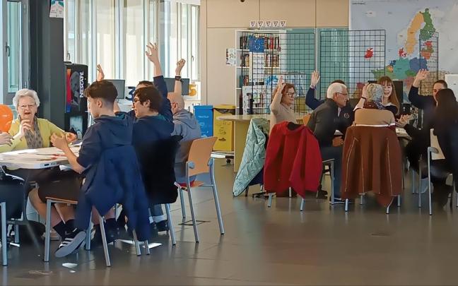 Jóvenes y mayores se divirtieron juntos ayer durante la mañana que pasaron juntos.