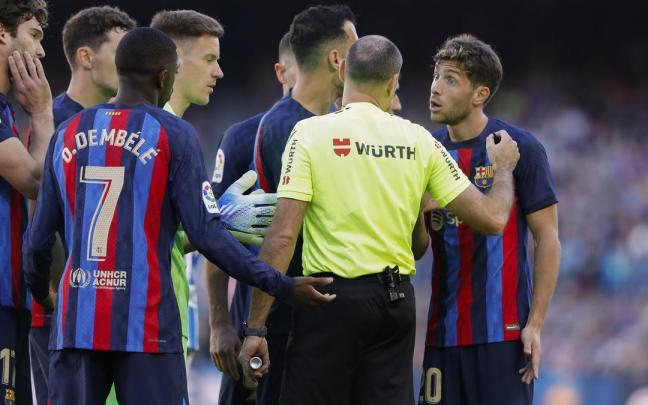 Los jugadores del Barcelona protestan la expulsión de su compañero Jordi Alba