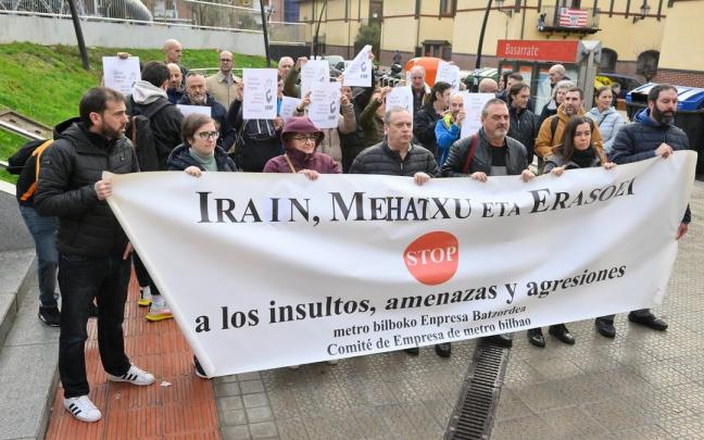 La concentración ha tenido lugar en una de las bocas de metro de la estación de Basarrate donde ocurrieron los hechos La concentración ha tenido lugar en una de las bocas de metro de la estación de Basarrate donde ocurrieron los hechos