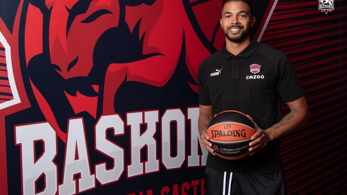 Thompson posa delante del escudo del Baskonia