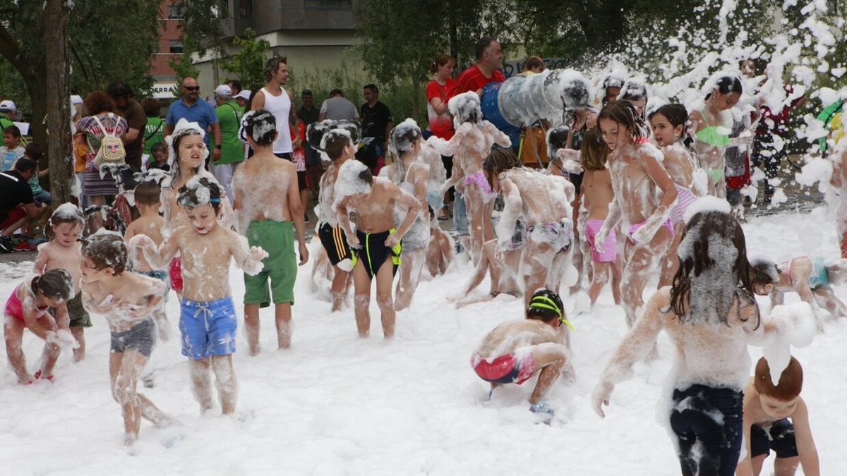 Niños y niñas en la fiesta de la espuma del barrio de Zabalgana.