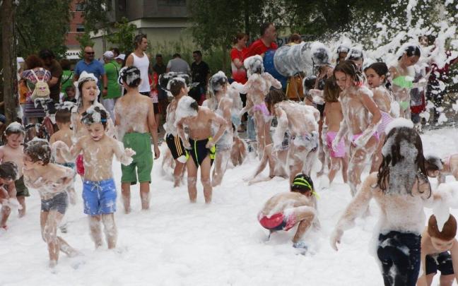 Niños y niñas en la fiesta de la espuma del barrio de Zabalgana.