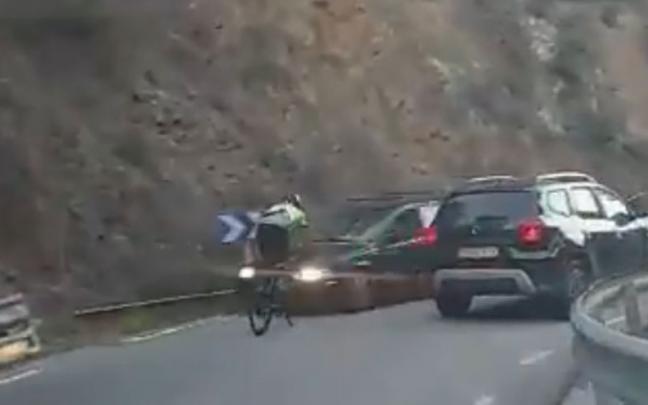 El ciclista, en el momento de ser atropellado.