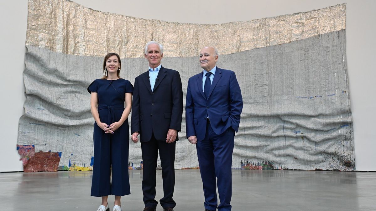 Juan Ignacio Vidarte, director del Museo Guggenheim, el director general de BBK, Gorka Martínez, y la curator Lekha Hileman frente a 'Mar creciente'