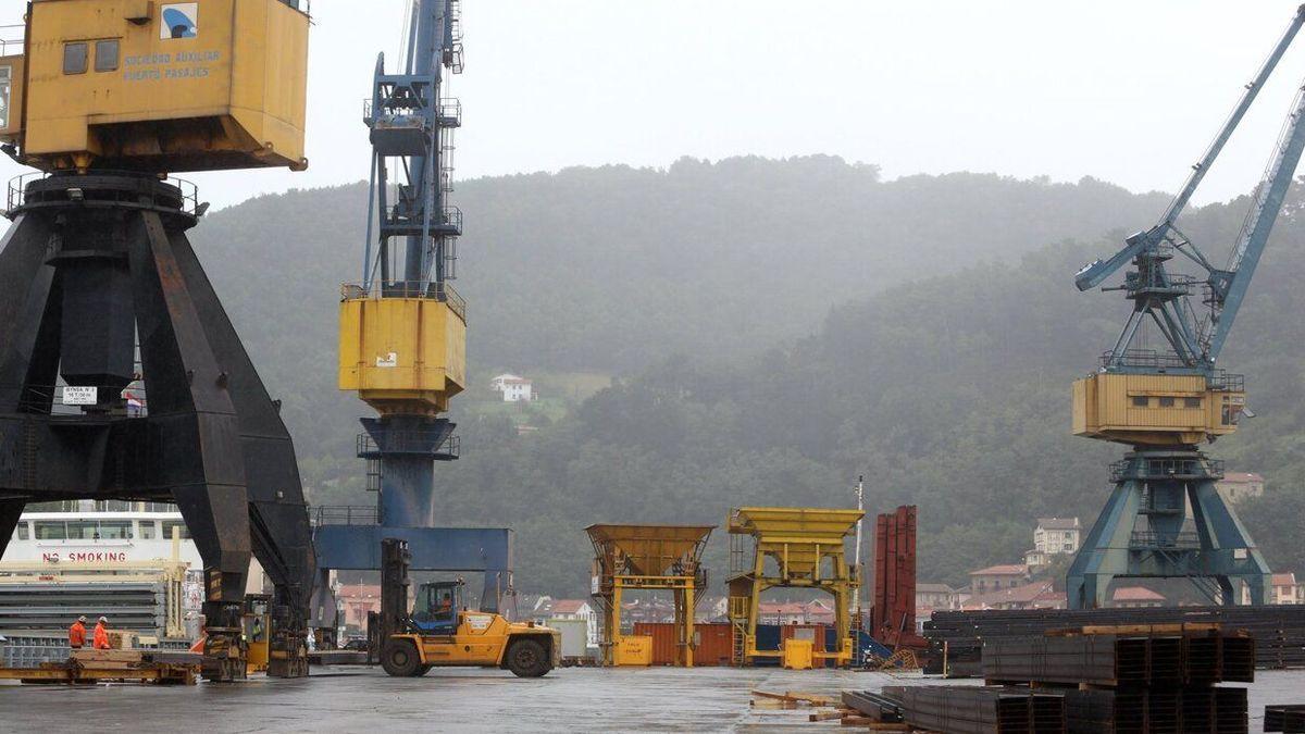 Actividad en el interior del Puerto de Pasaia.