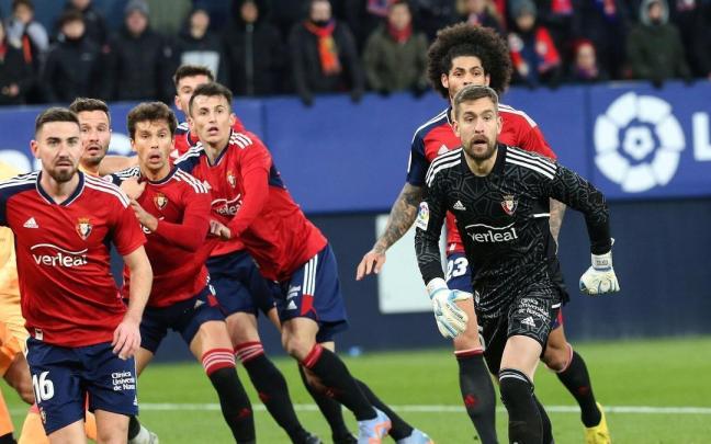 Aitor Fern&aacute;ndez sube a rematar un c&oacute;rner en la &uacute;ltima jugada del partido.