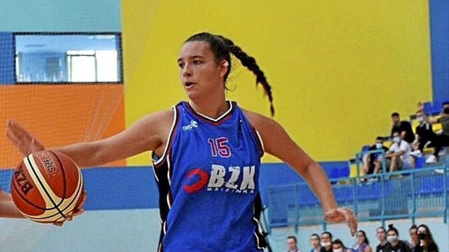 Irene Hernanz, con la camiseta del CB Eg&uuml;&eacute;s. | FOTO: CEDIDA