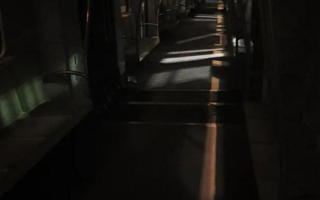 David se quedó dormido en el metro de Valencia y cuando despertó no se lo podía creer. David se quedó dormido en el metro de Valencia y cuando despertó no se lo podía creer.