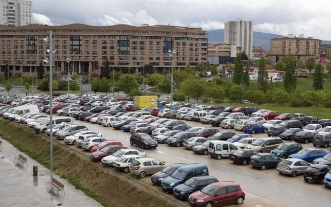 Vista general del aparcamiento disuasorio y gratuito de Mendebaldea, junto a la Biblioteca. Vista general del aparcamiento disuasorio y gratuito de Mendebaldea, junto a la Biblioteca.