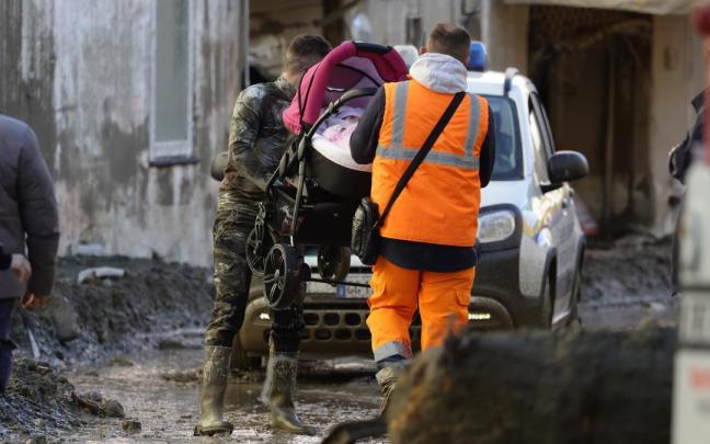 Un equipo de rescate en Isquia, Italia.