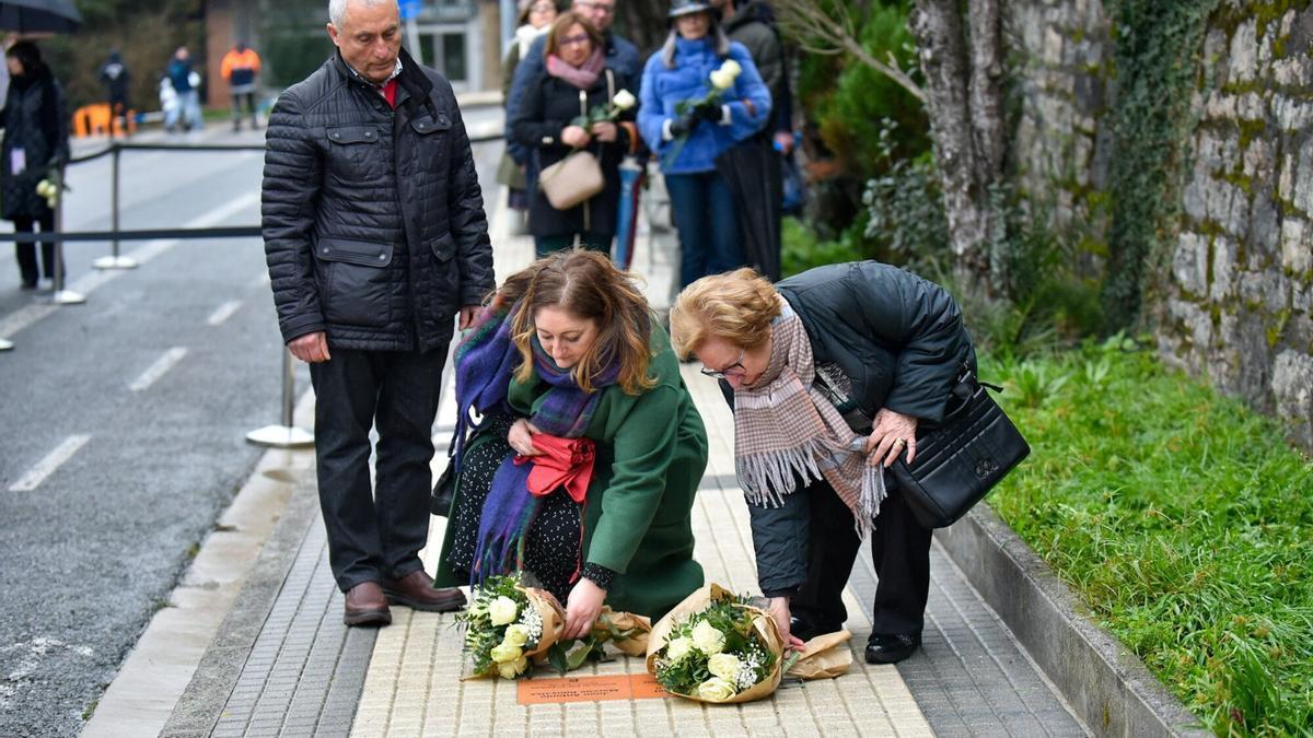 Un momento de la ofrenda floral tras el descubrimiento de las placas en recuerdo de dos guardias civiles junto a Polloe.