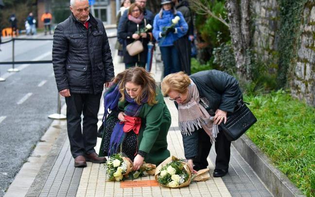 Un momento de la ofrenda floral tras el descubrimiento de las placas en recuerdo de dos guardias civiles junto a Polloe.