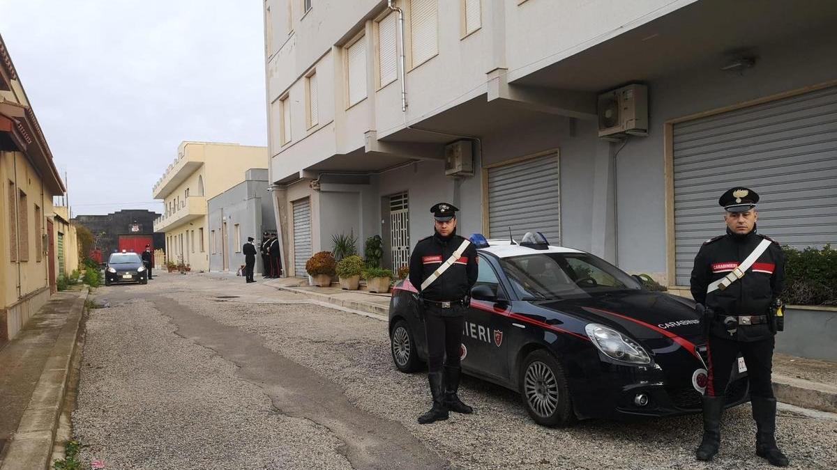 Policía italianos hacen guardia ante la vivienda de Messina Denaro en Sicilia.
