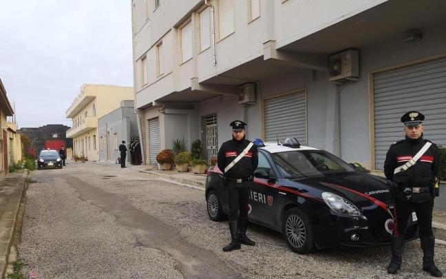 Policía italianos hacen guardia ante la vivienda de Messina Denaro en Sicilia. Policía italianos hacen guardia ante la vivienda de Messina Denaro en Sicilia.