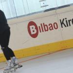 Una mujer con sus patines en instalaciones de Bilbao Kirolak.