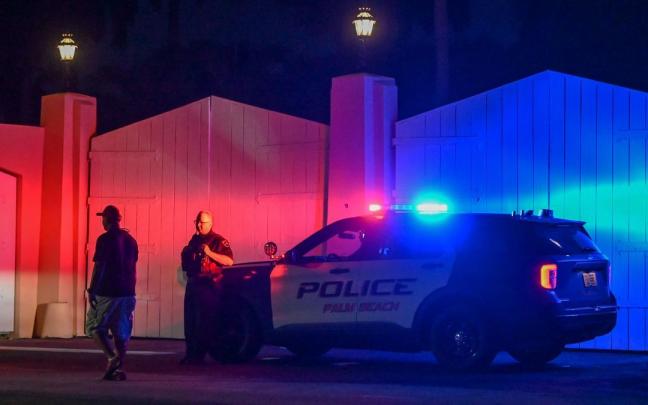 Un coche de policía ante la mansión Mar-a-Lago de Donald Trump en Palm Beach. Un coche de policía ante la mansión Mar-a-Lago de Donald Trump en Palm Beach.