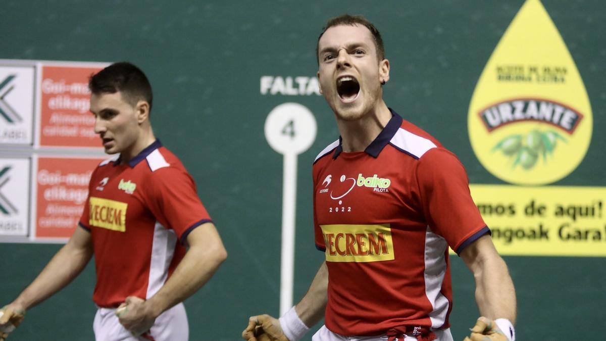 Unai Laso festeja el triunfo en el Astelena de Eibar junto a Ander Imaz.