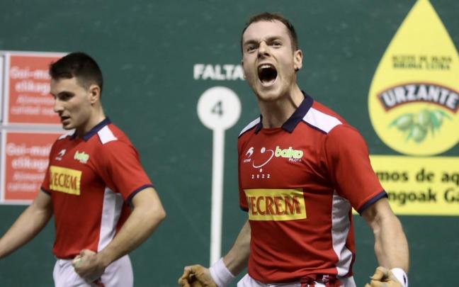 Unai Laso festeja el triunfo en el Astelena de Eibar junto a Ander Imaz. Unai Laso festeja el triunfo en el Astelena de Eibar junto a Ander Imaz.