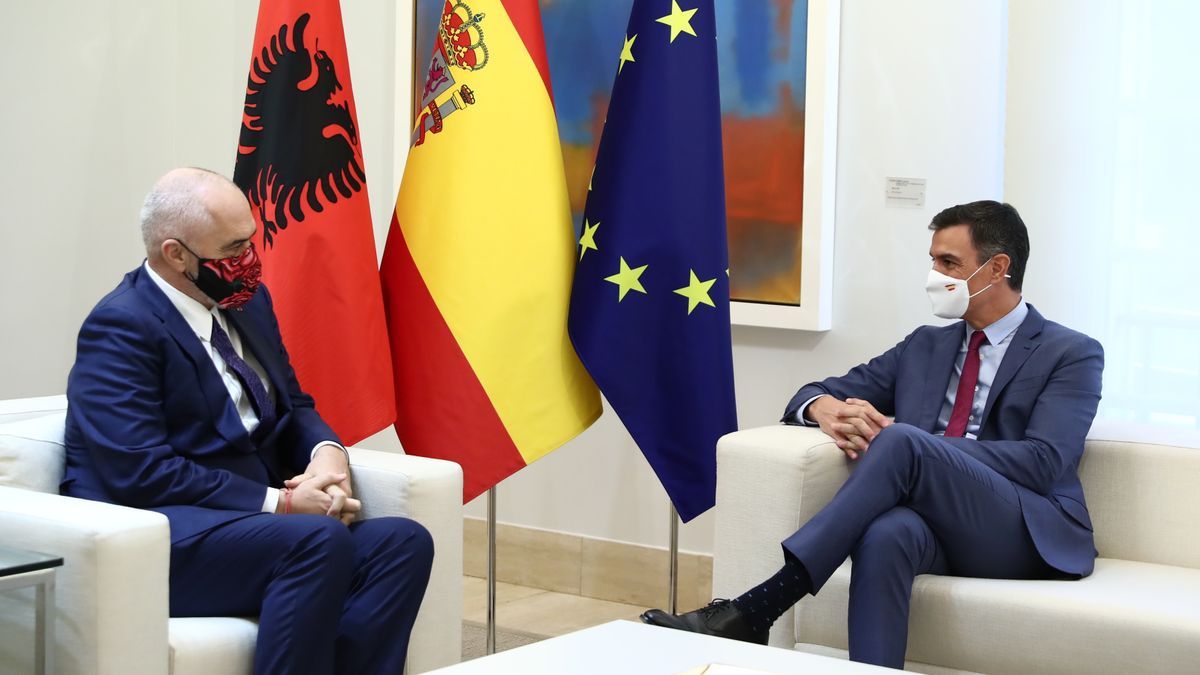 El presidente del Gobierno español, Pedro Sánchez, y el primer ministro de Albania, Edi Rama.