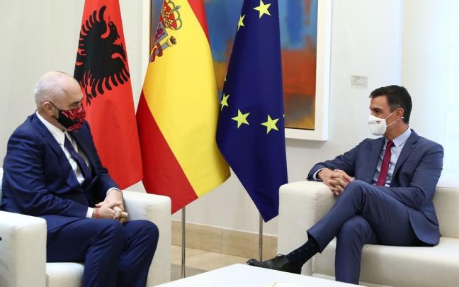 El presidente del Gobierno espa&ntilde;ol, Pedro S&aacute;nchez, y el primer ministro de Albania, Edi Rama.