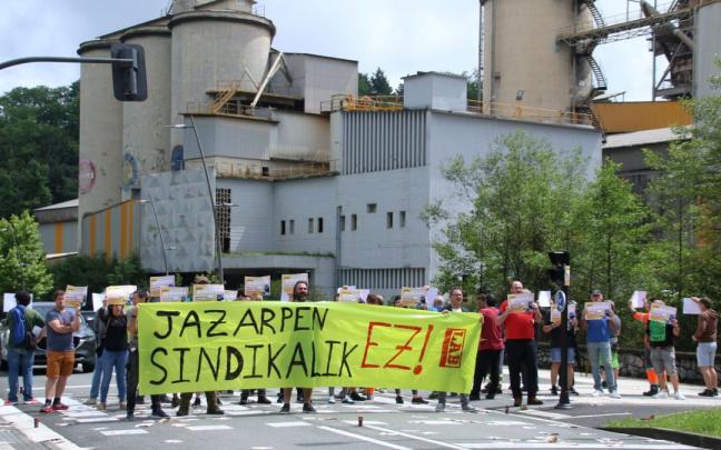 Representantes de LAB en la protesta en Cementos Rezola.