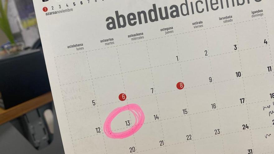 Calendario con el día martes 13 marcado en rosa.