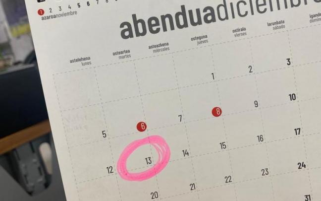 Calendario con el día martes 13 marcado en rosa. Calendario con el día martes 13 marcado en rosa.