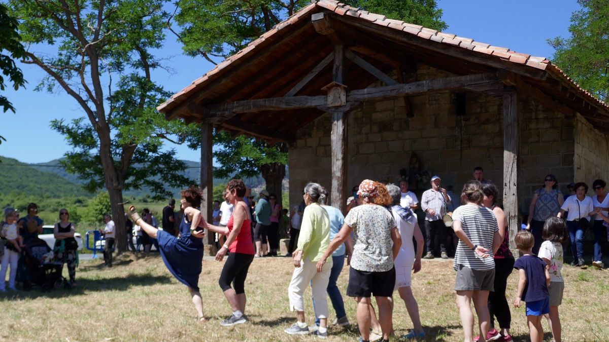 Las mujeres se animaron a bailar un Zortziko, imprescindible en las celebraciones de Altsasu.