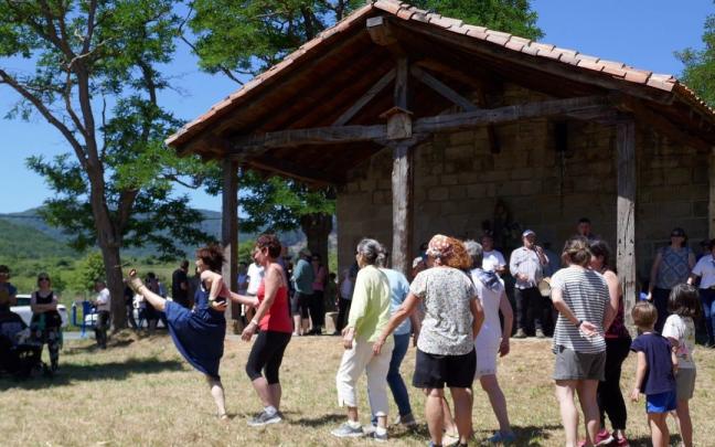 Las mujeres se animaron a bailar un Zortziko, imprescindible en las celebraciones de Altsasu.