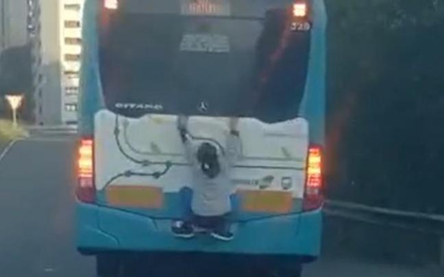 El peligroso e imprudente viaje de un joven en Lurraldebus