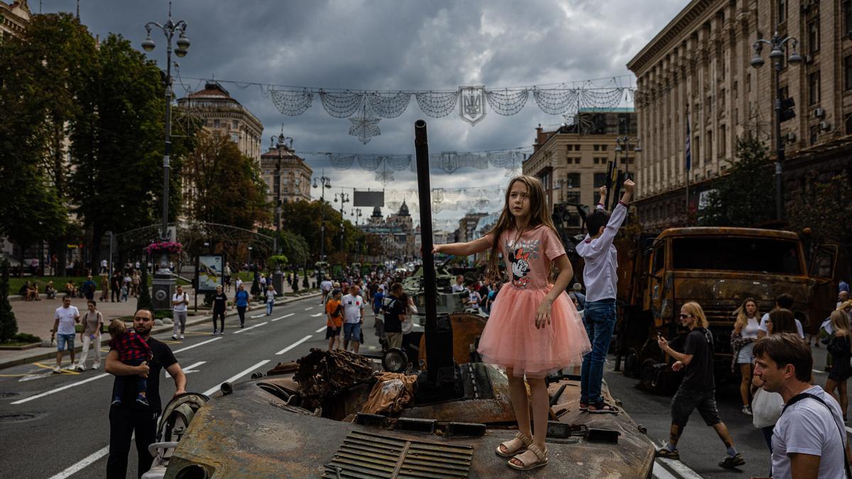 Una niña subida en un tanque ruso destruido en Kiev