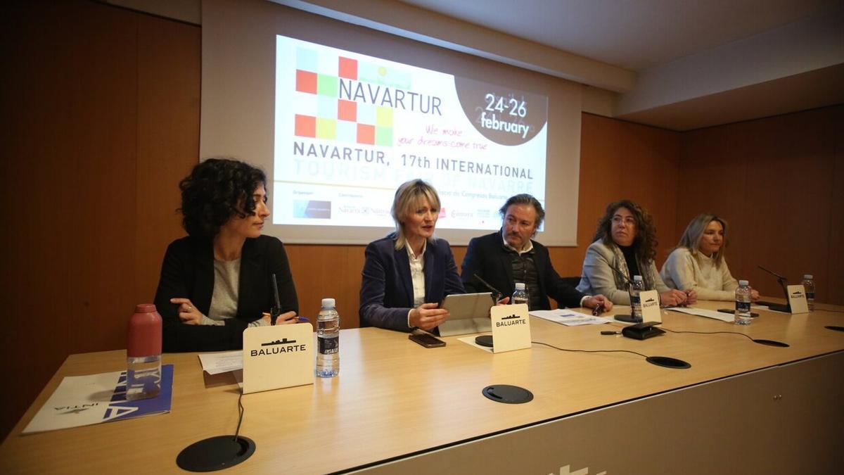 Natalia Bellostas, directora gerente de Intia; Maitena Ezkutari, directora general de Turismo de Navarra; Luis Cort&eacute;s, director de Navartur; Carmen Alba, concejala de Turismo del Ayuntamiento de Pamplona; y Ana Beri&aacute;in, presidenta de la Asoc
